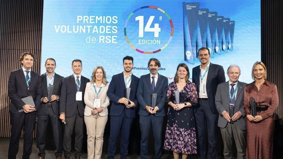 Los galardonados  junto con miembros de la Junta Directiva de la Federación e Isabel Muñoz (Ingesa