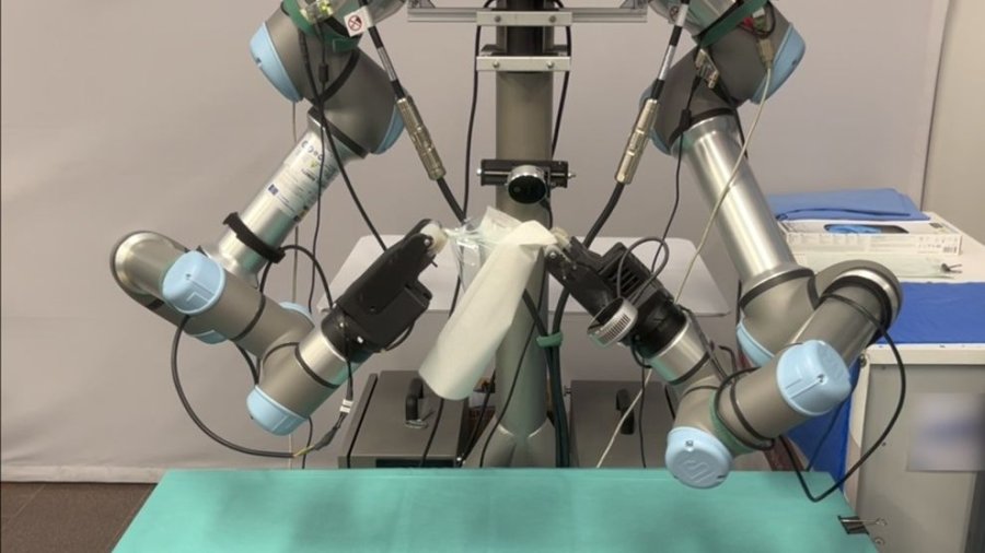 Imagen del sistema robótico abriendo una bolsa estéril. / Júlia Borràs (IRI, CSIC-UPC)