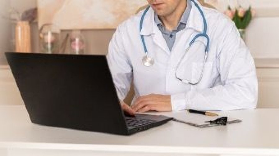 Médico con ordenador Médico con ordenador