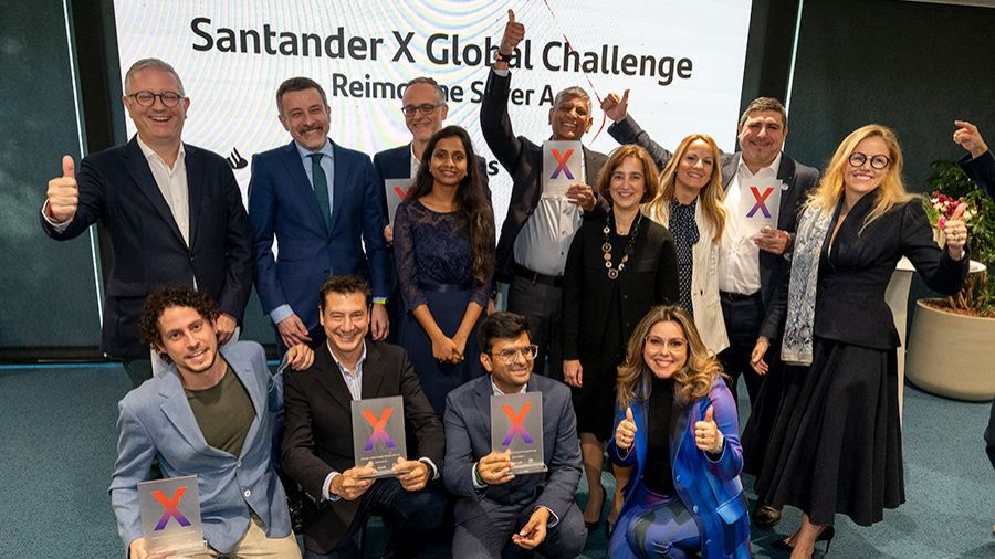 Foto de familia ganadores del reto Santander X junto a Peter Huber y Miguel de Foronda
