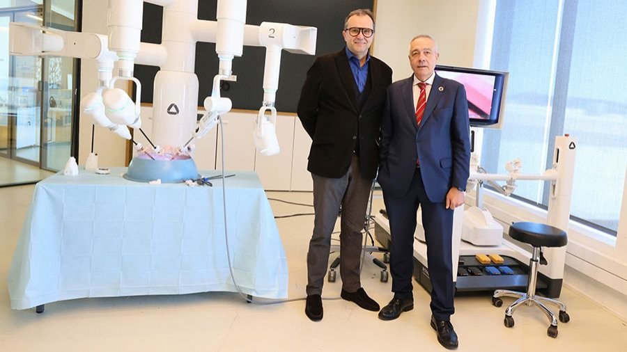 Mario Ferradosa, Managing Director de RobSurgical, y Pere Navarro, el delegado especial del Estado en el CZFB