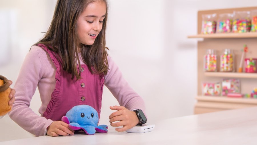 Niña pagando. Foto: SaveFamily