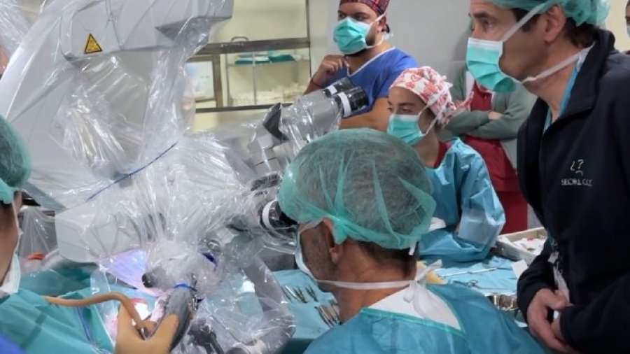 Implante coclear asistida por brazo robótico. Foto: Comunidad de Madrid