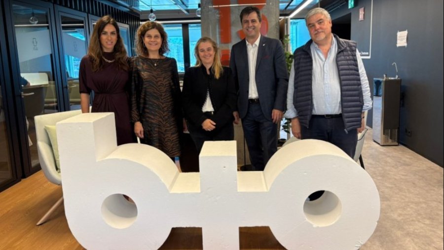 Firma del acuerdo entre Novartis y BIOEF. Foto: Novartis