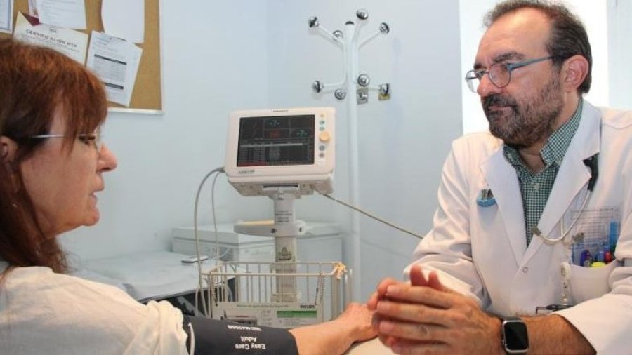 Dr. Donaire en consulta. Foto cedida por el Hospital Clínico San Carlos de Madrid
