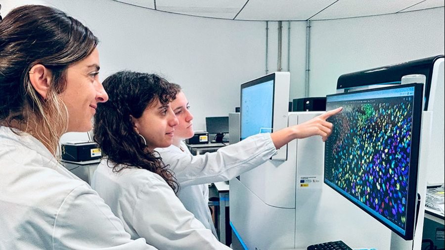 Investigadores de CNAG con la nueva tecnología de genómica espacial 3D Investigadores de CNAG con la nueva tecnología de genómica espacial 3D