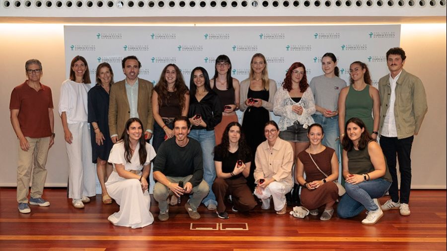 Nuevos colegiados en la entrega de insignias junto con miembros de la Junta de Gobierno del COFB